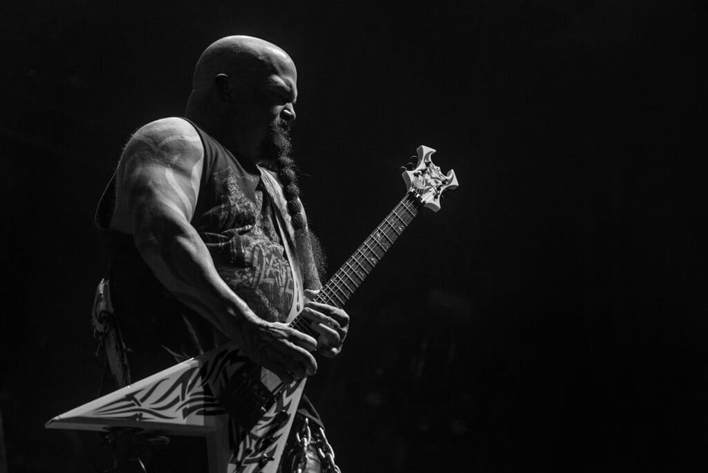 “El guitarrista de Slayer demuestra que el fuego del thrash sigue vivo”