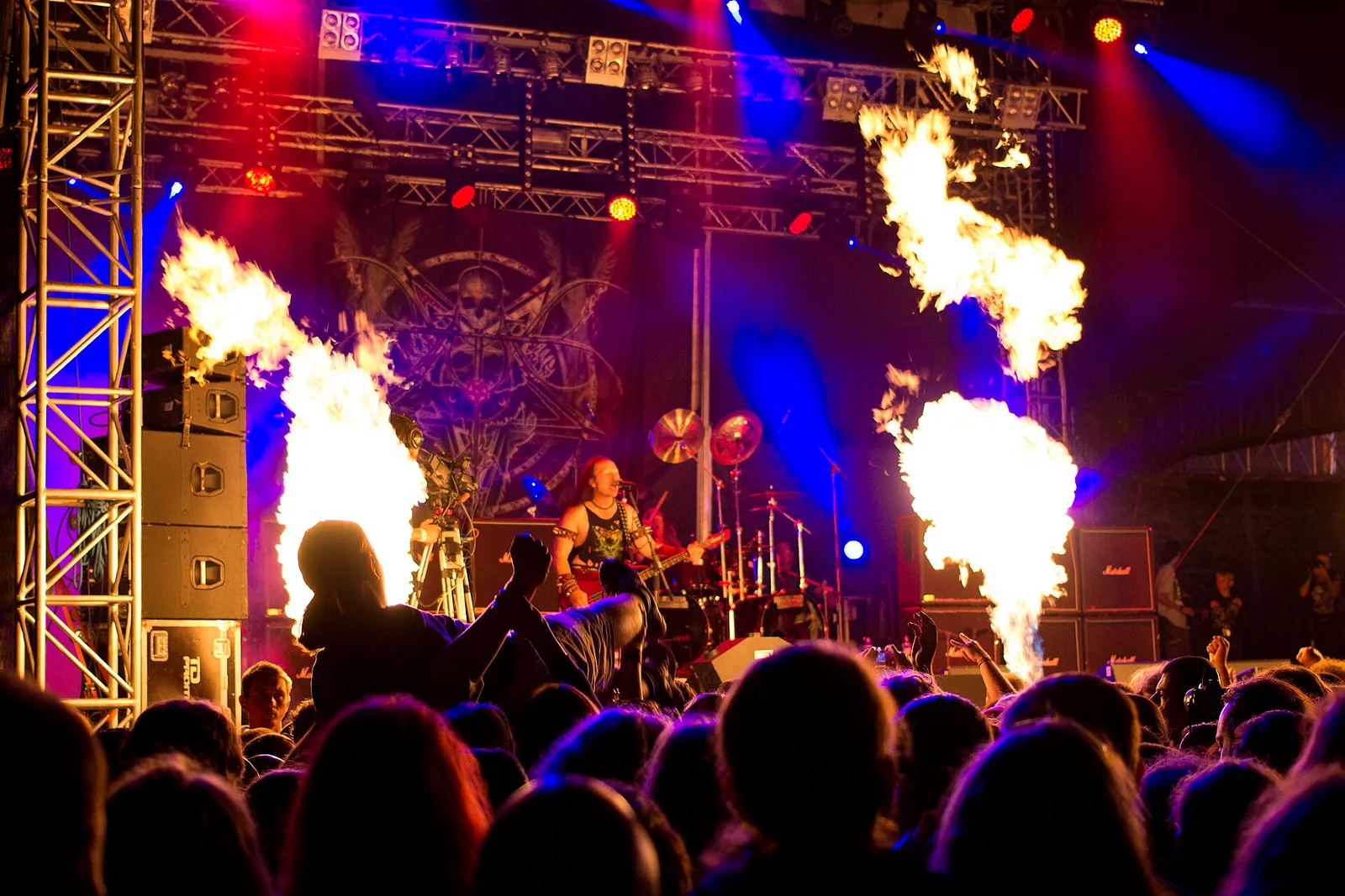 La pirotecnia, marca de la casa desde los años ochenta: Venom en el Brutal Assault (República Checa), agosto de 2014. Foto: Marine Candel (CC BY 2.0), vía Wikimedia Commons