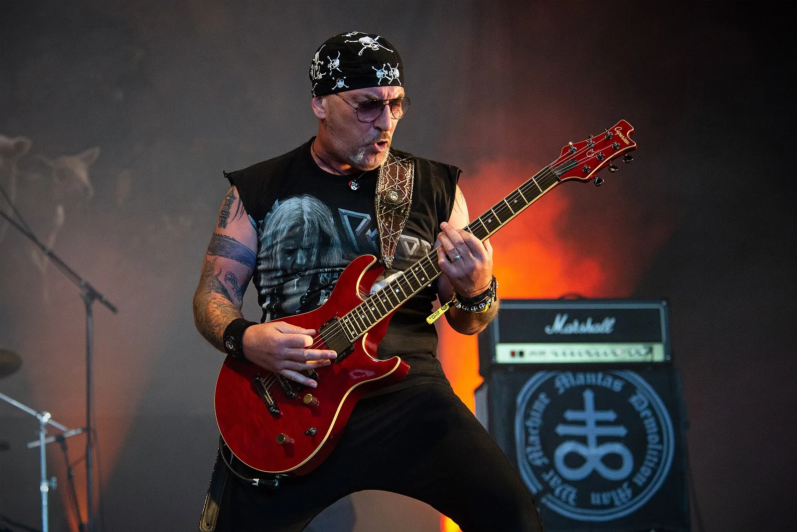Jeff «Mantas» Dunn con Venom Inc. en el Hellfest de 2019. Foto: Selbymay (CC BY-SA 4.0), vía Wikimedia Commons