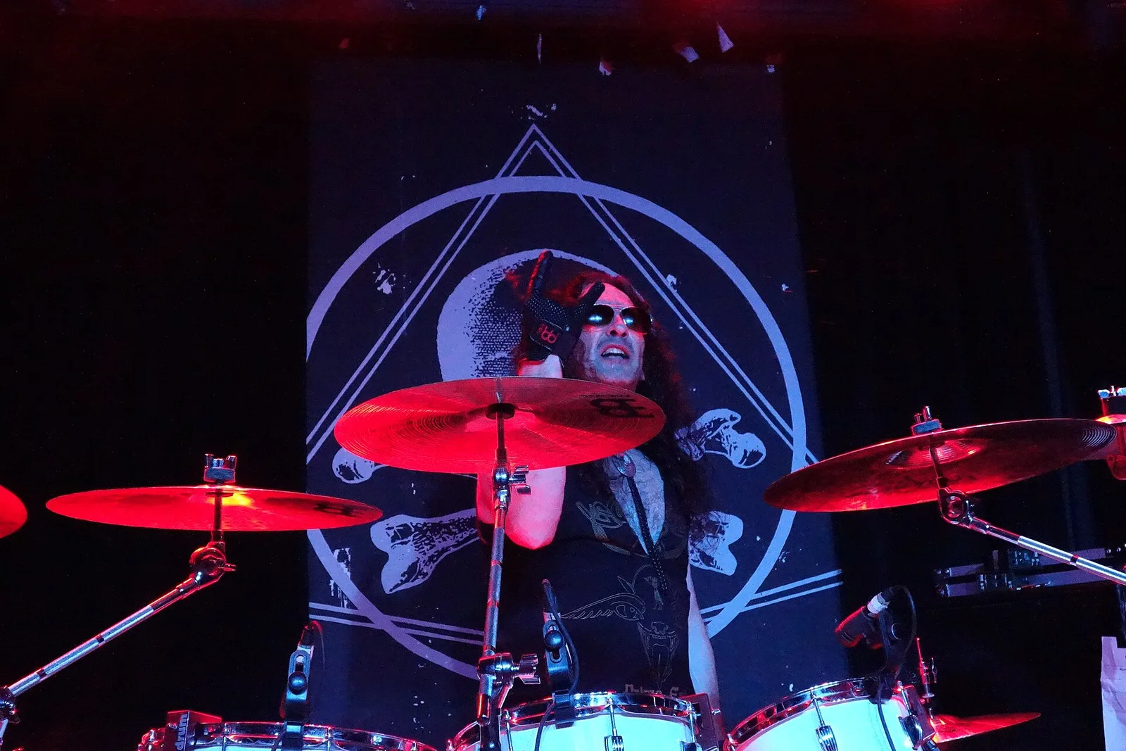 Tony «Abaddon» Bray a la batería con Venom Inc. en Brooklyn (Nueva York), mayo de 2016. Foto: Jeffrey Pollack (CC BY 2.0), vía Wikimedia Commons