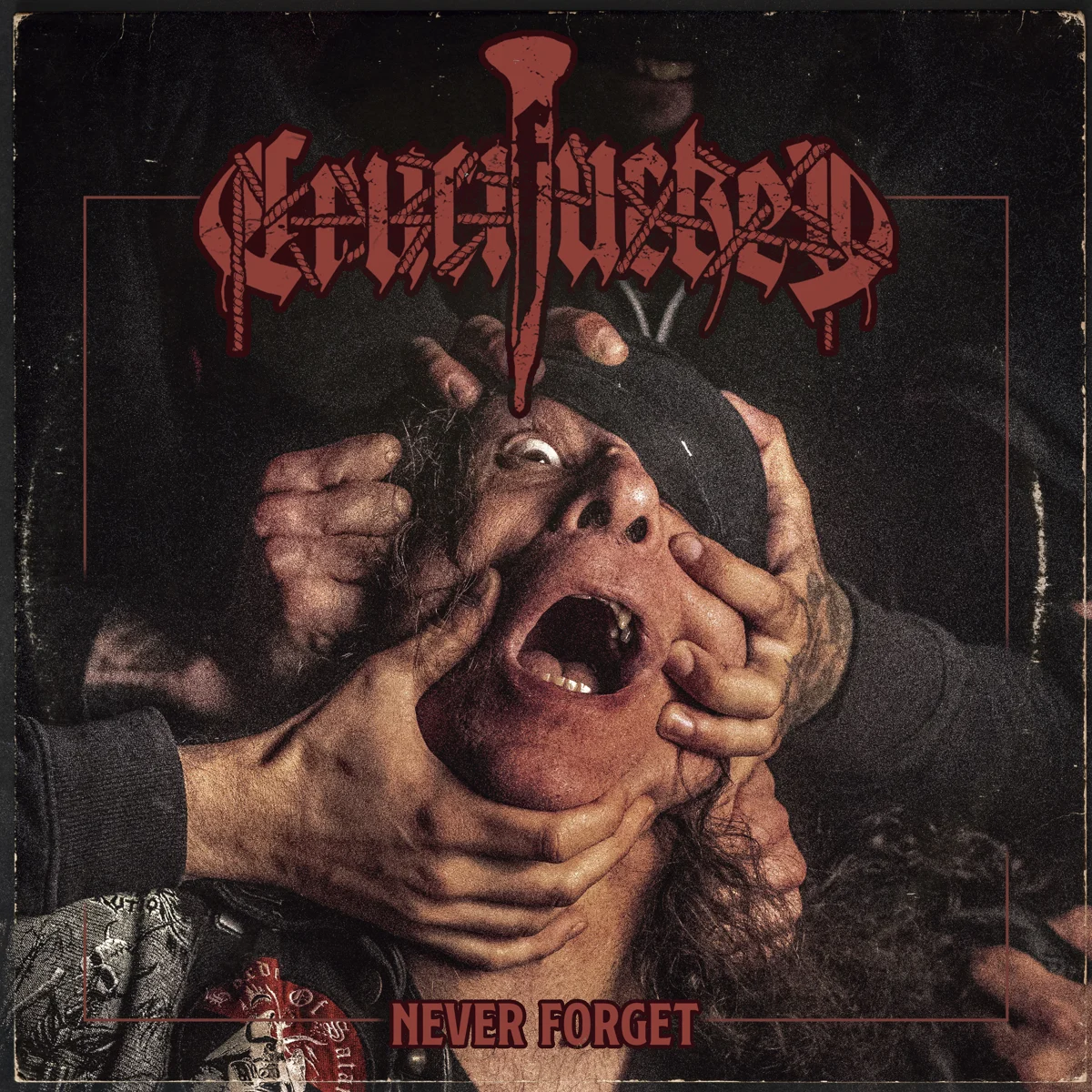 Portada de «Never Forget», el tercer trabajo de Crucifucked