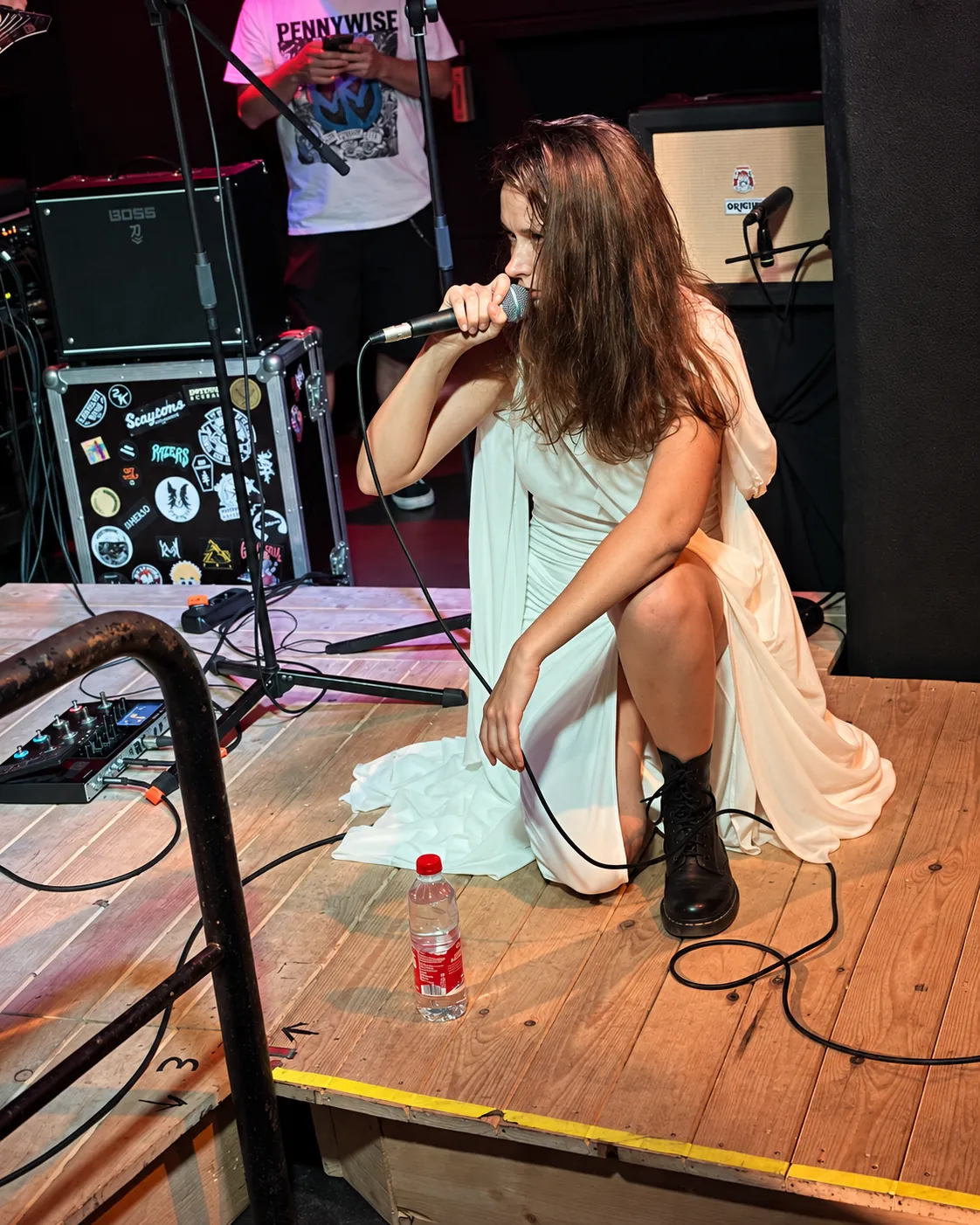 La vocalista de Larghrana, uno de los grandes focos de atención de una actuación marcada por la intensidad y la carga emocional.
