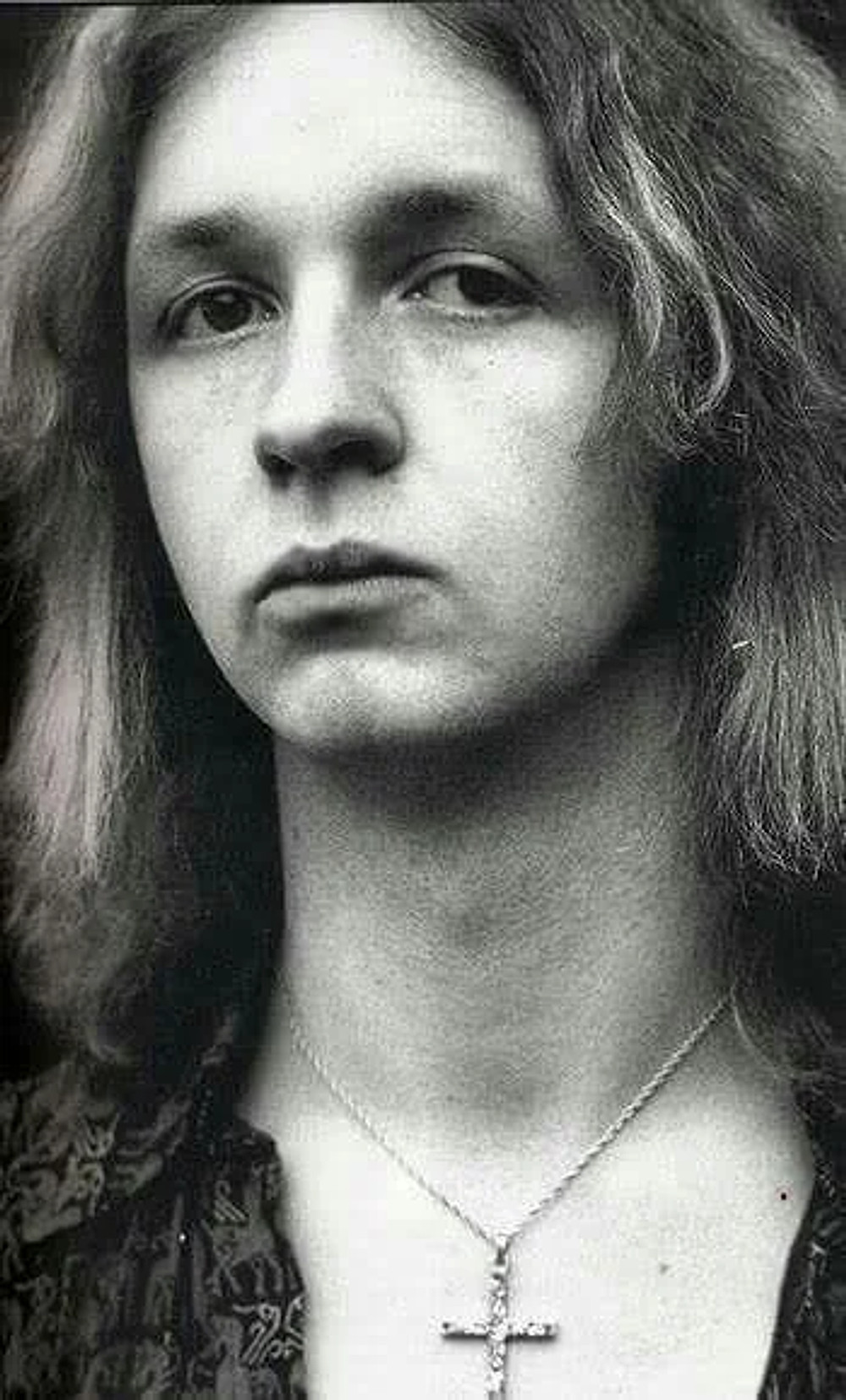 Rob Halford a finales de los años 70, antes de adoptar la estética de cuero que definiría al heavy metal
