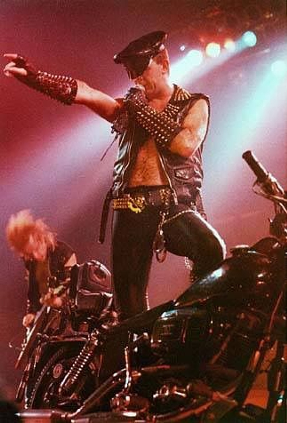 Rob Halford sobre la Harley-Davidson con su indumentaria de cuero y tachuelas, la estética que se convirtió en el uniforme del heavy metal