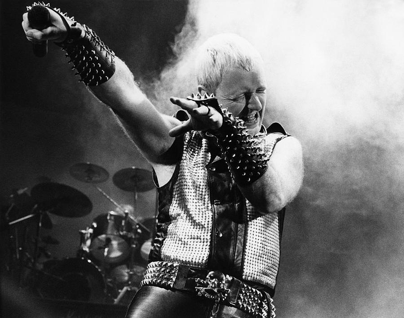 Rob Halford cantando en directo con Judas Priest en los años 80