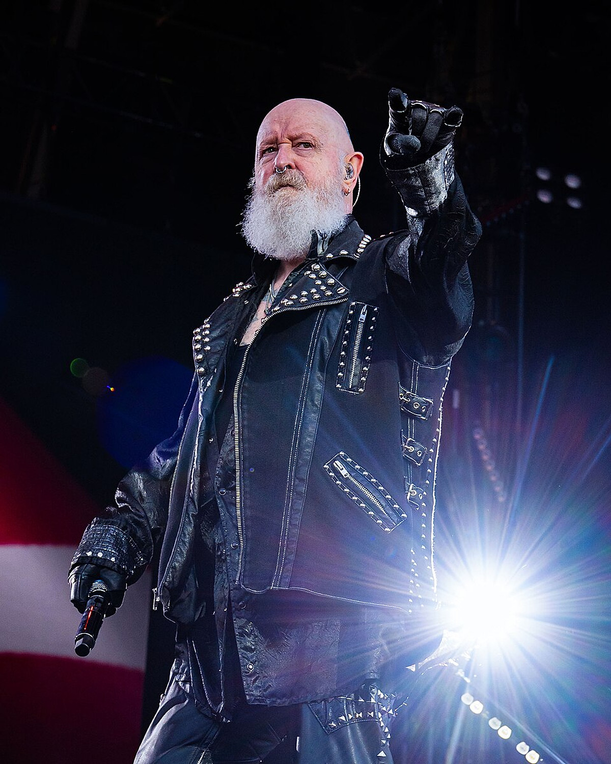 Rob Halford en directo en 2026, a sus 75 años, durante la gira de Judas Priest